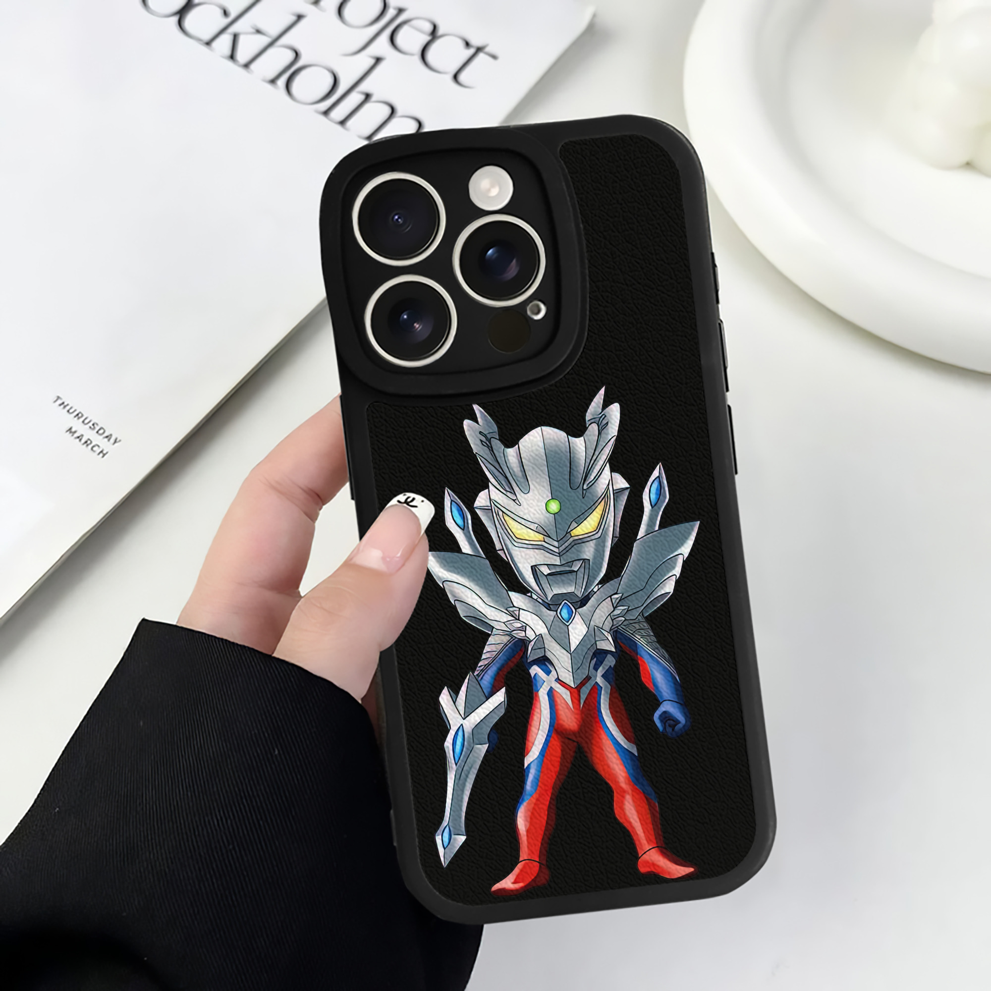 （画像用） ウルトラマン Ultraman 【iPhone 16シリーズ対応】シリコンスマホケース（レザー調） 材質：シリコン